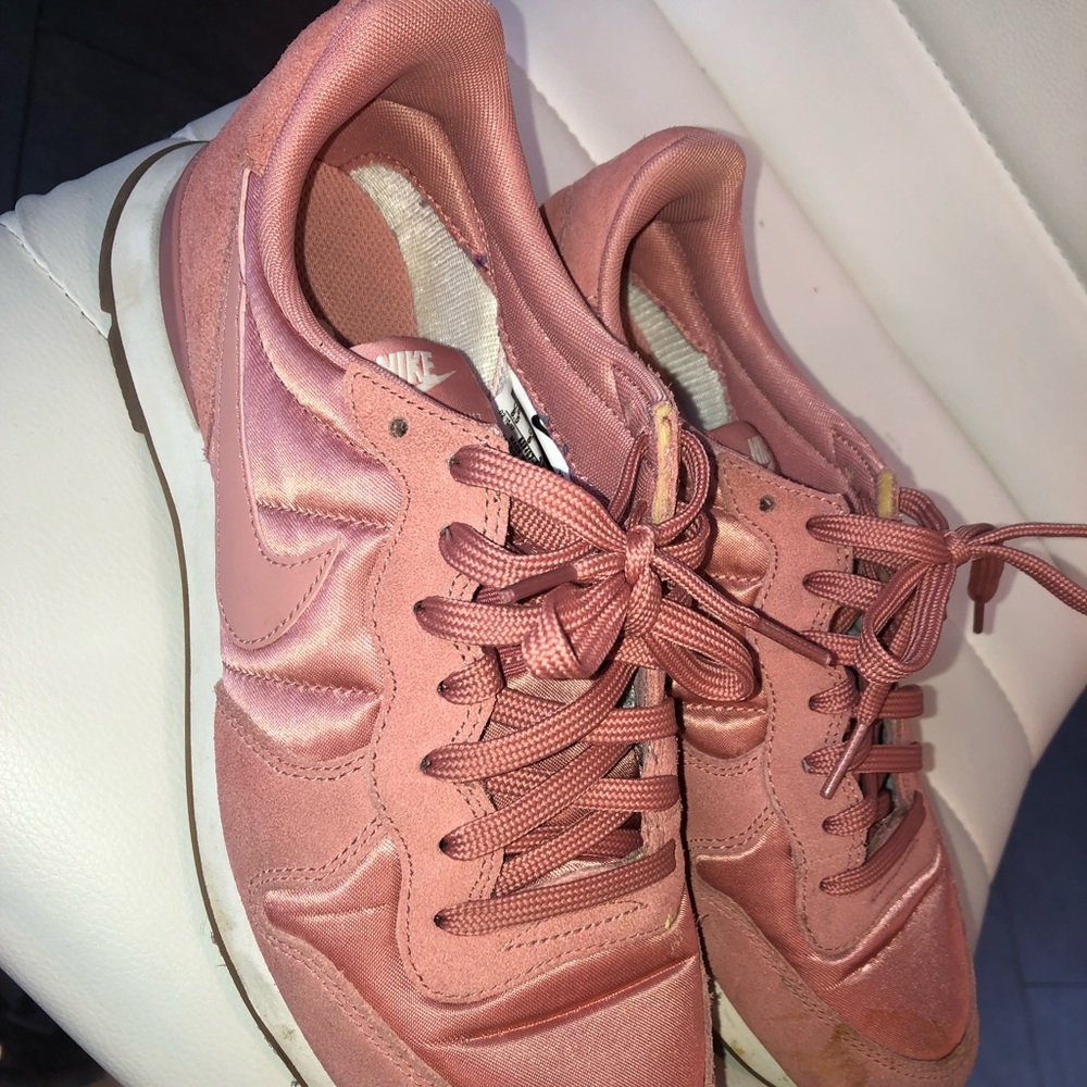 PINK NIKE SNEAKERS